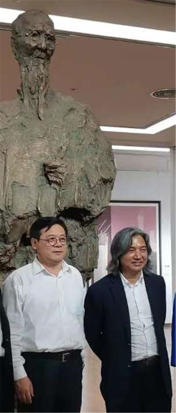 08吴为山副主席在自己参展雕塑前与徐里书记合影.jpg